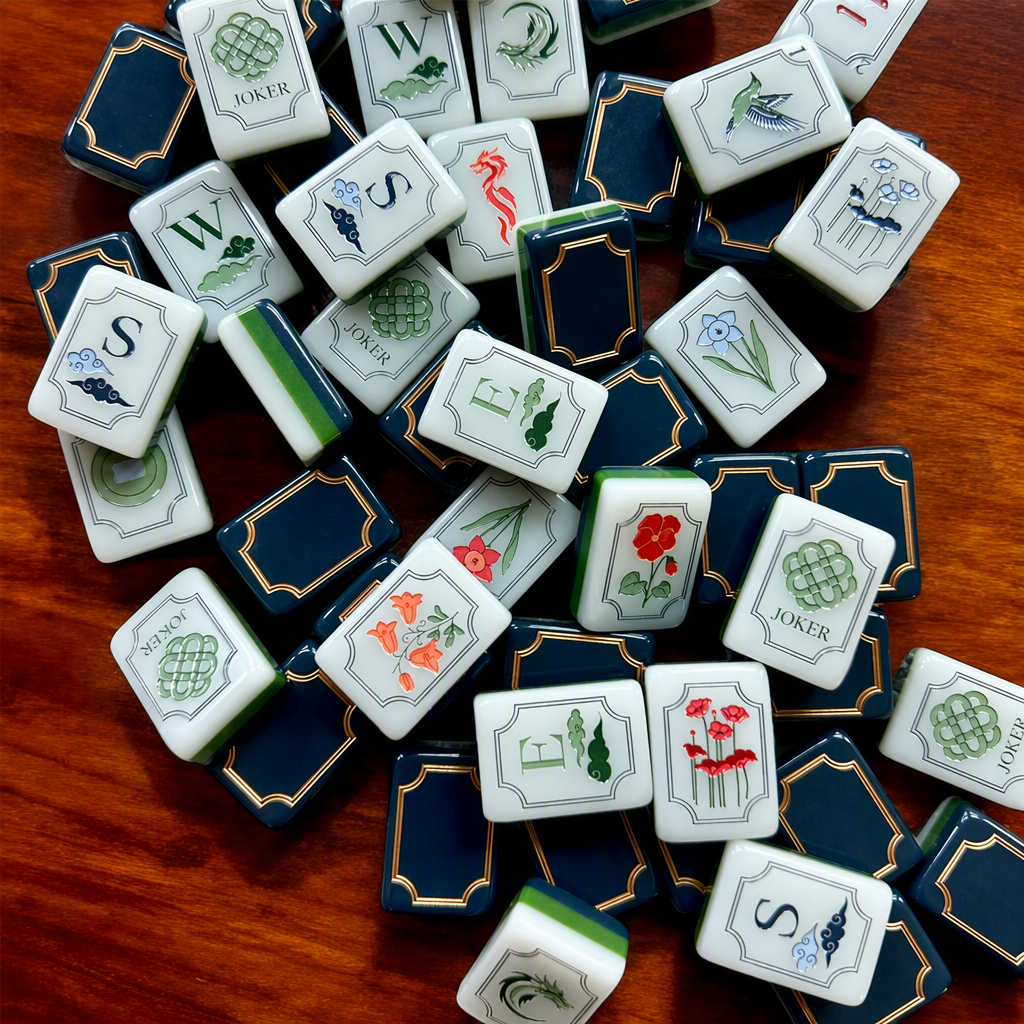 Christmas-themed American-style Mahjong Set 166 Tiles Four-layer Acrylic Carved Floral Patterns Eco-friendly Portable Versatile